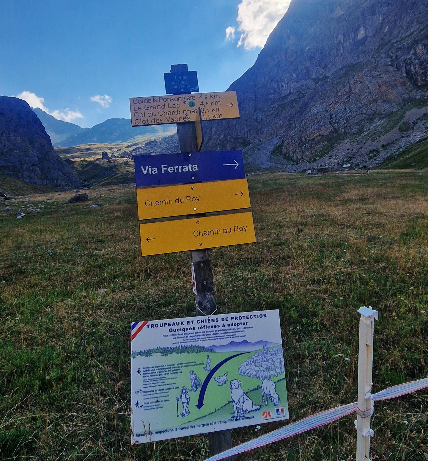 RANDONNEE-ALPE-DU-LAUZET-panneau-chiens-de-troupeau