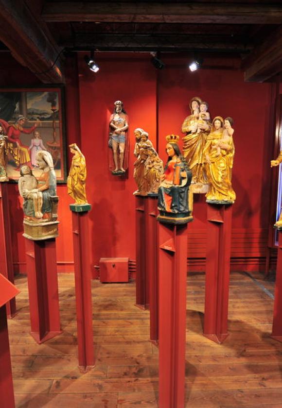 Statues en bois Polychrome et dorées au Musée d'art sacré du Monêtier les Bains