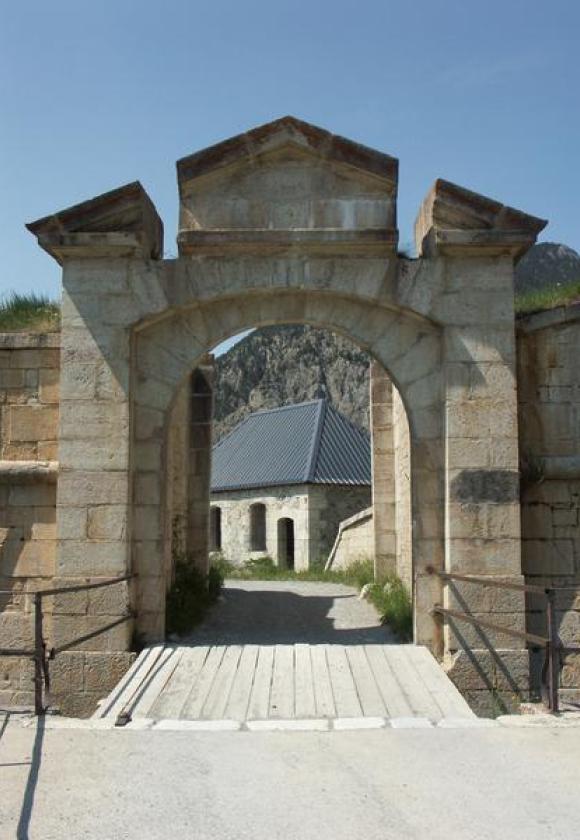 Avant porte, front royal, fort des Têtes