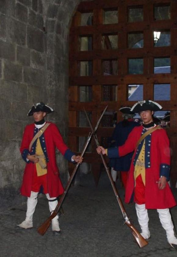 Visite: nocturne de la Cité en compagnie des Régiments du passé_Briançon
