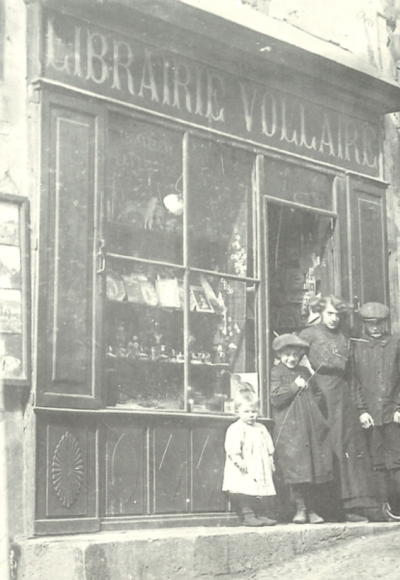 Grande rue, n°45, librairie-imprimerie Vollaire, vers 1900 photographie