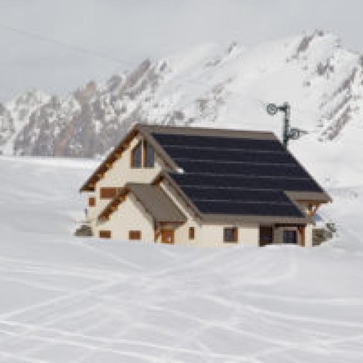 Grâce à des conditions géographiques propices et en s’appuyant sur des infrastructures existantes, la station alpine a lancé un vaste programme d’installations photovoltaïques, éoliennes et hydroélectriques.