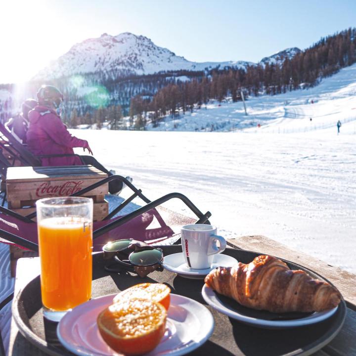 Petit déj à Serre Chevalier sur les pistes
