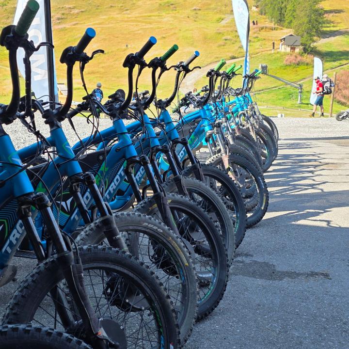 Trottinette électrique sur le domaine d'altitude