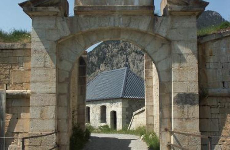 Avant porte, front royal, fort des Têtes