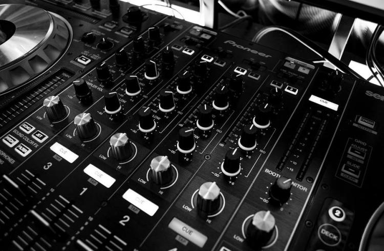 Soirée DJ au 1420_La Salle-les-Alpes