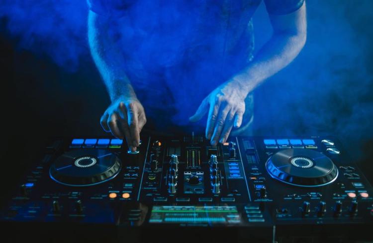 Soirées DJ VanDomac au 1420_La Salle-les-Alpes