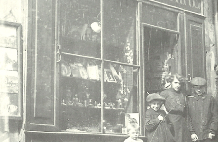 Grande rue, n°45, librairie-imprimerie Vollaire, vers 1900 photographie
