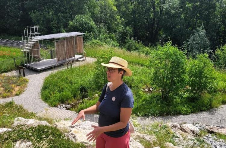 Guide en plein explication au sommet du jardin