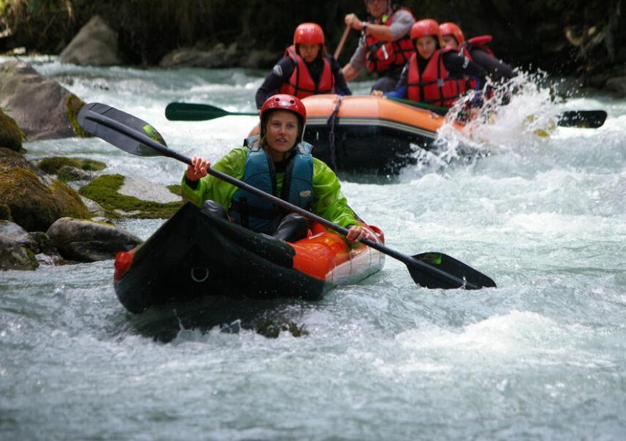Les rapides sont à vous à bord de votre kayak gonflable
