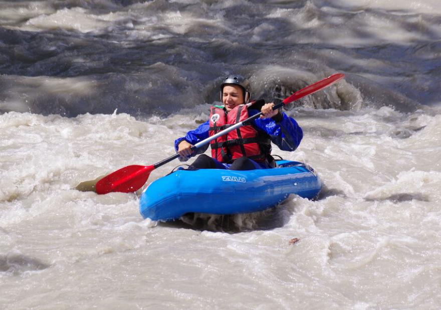 Les rapides sont à vous à bord de votre kayak gonflable