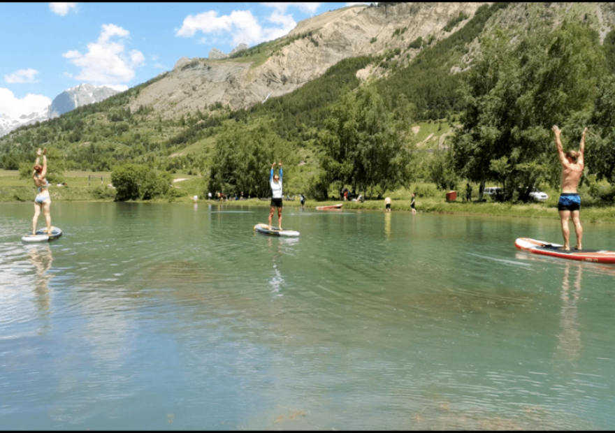 Du Yoga sur l'eau dans un cadre exceptionnel