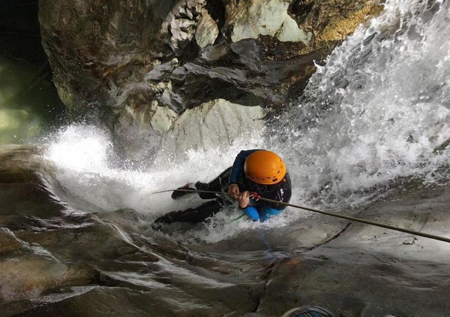 Descente en rappel dans les cascades