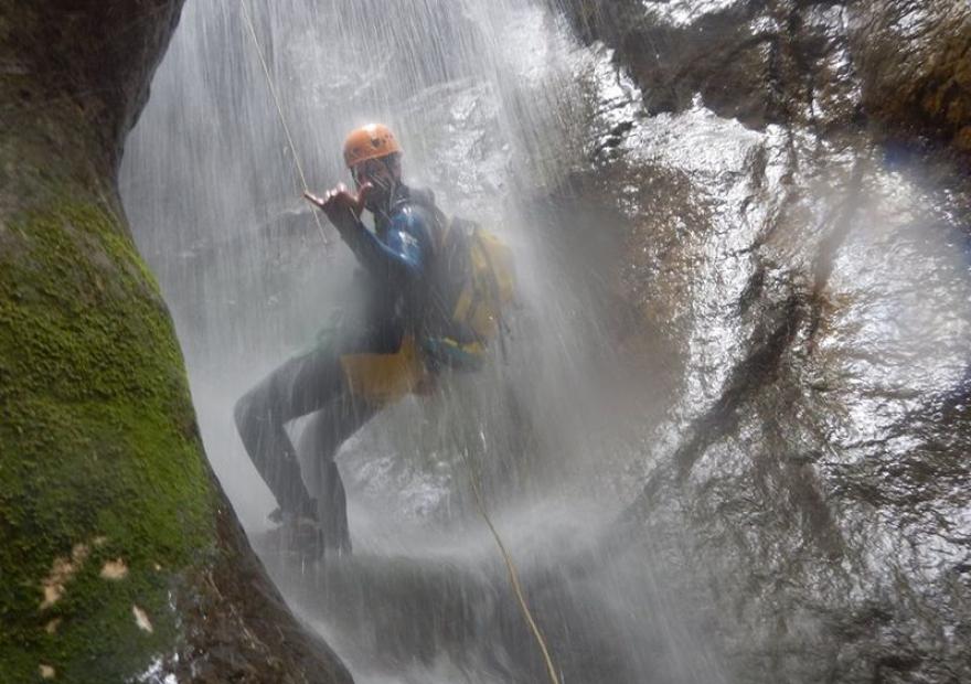 Descente en rappel dans les cascades