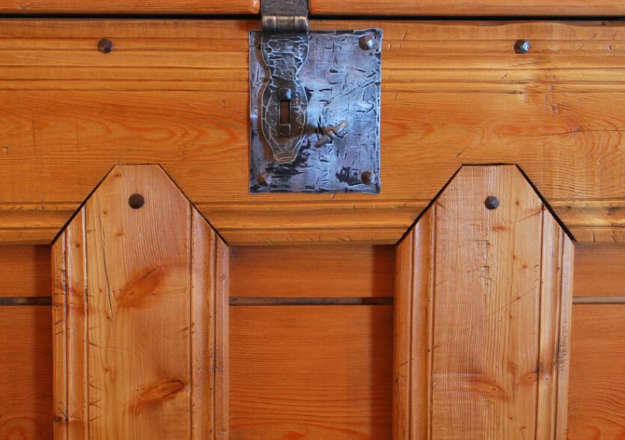 Détail meuble Maison d'Artisans de Pays des Hautes-Alpes
