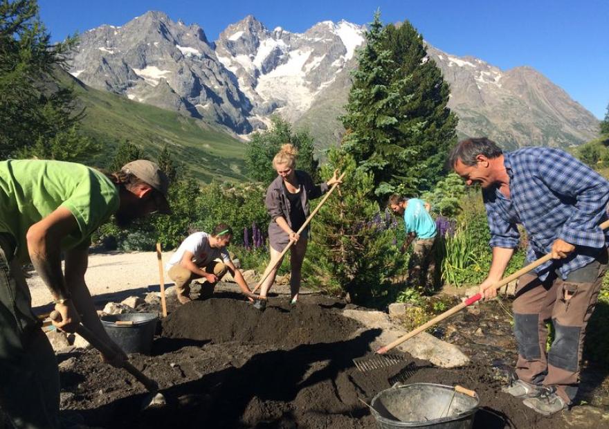 L'équipe du jardin, au travail de réfection des massifs et rocailles