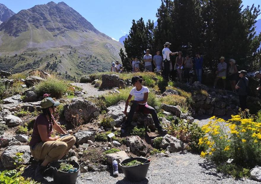 Visite guidée et travail jardinier au premier plan