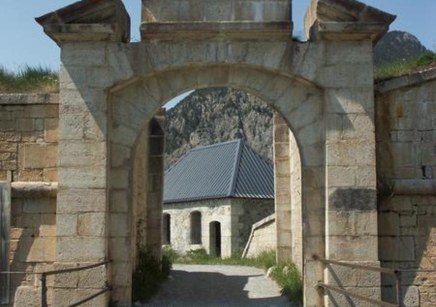 Avant porte, front royal, fort des Têtes