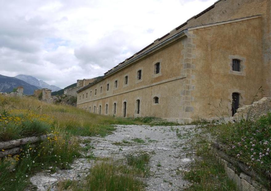 Caserne du fort Dauphin depuis l'entrée