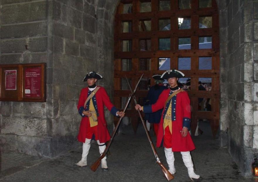 Visite: nocturne de la Cité en compagnie des Régiments du passé_Briançon