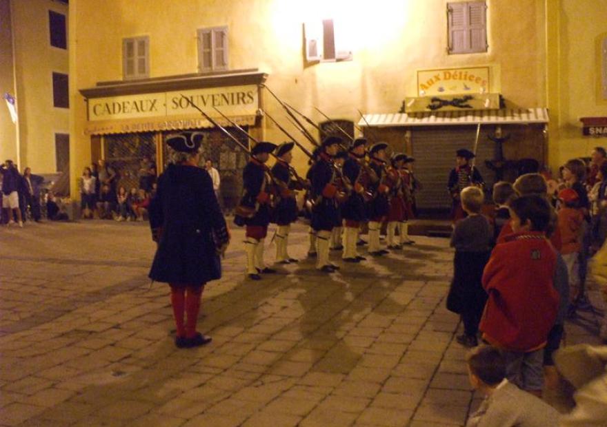 Visite: nocturne de la Cité en compagnie des Régiments du passé_Briançon