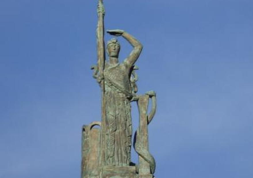 Statue de "La France" au sommet du fort du château
