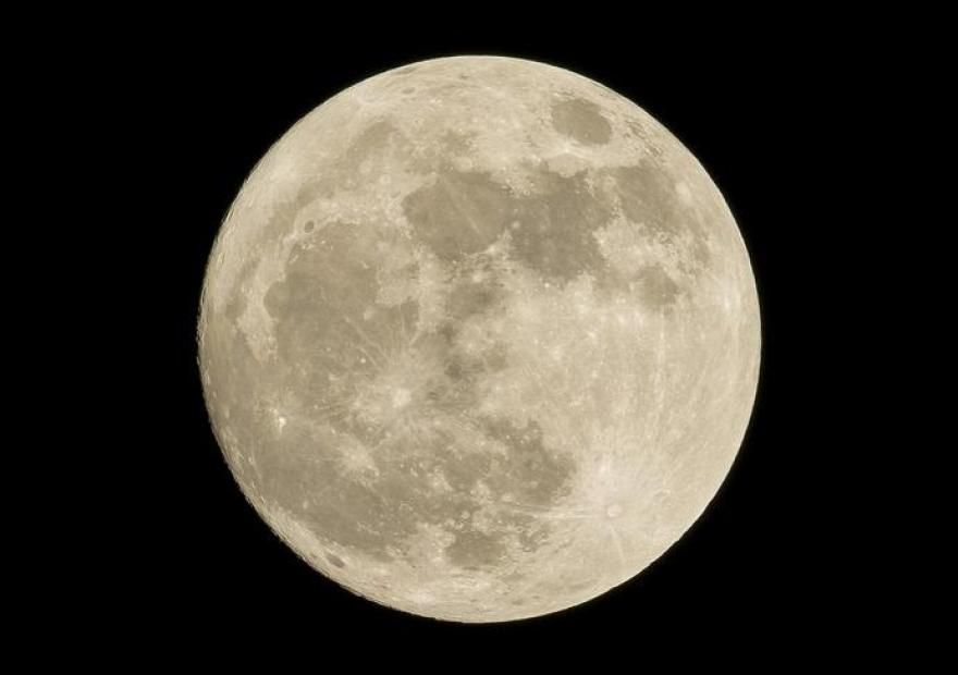 Ski nordique sous la pleine lune