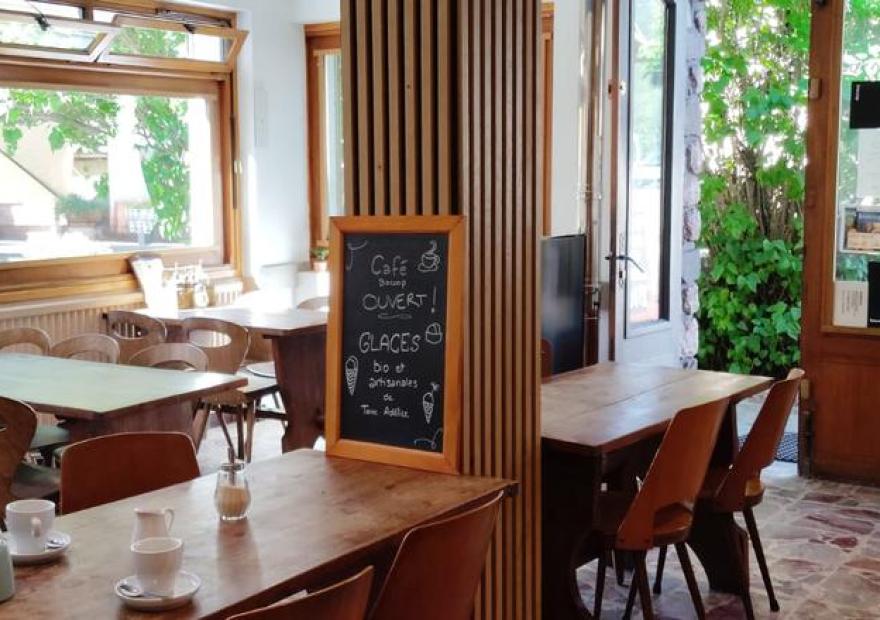 Dégustation d'huîtres au Café Resto Biocoop Chez Puy_Saint-Chaffrey