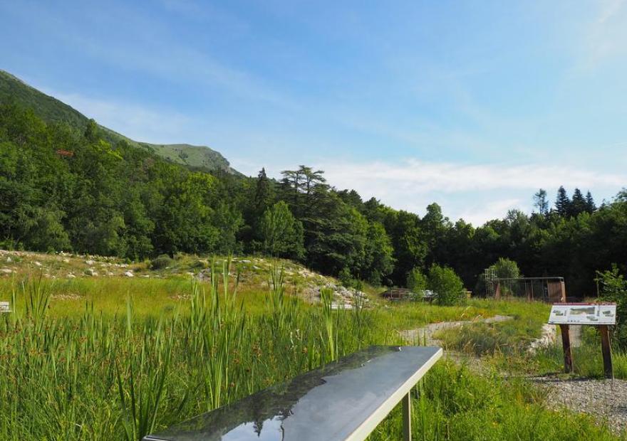 Vue du jardin alin de Gap-Charance et de sa table de lecture des paysages
