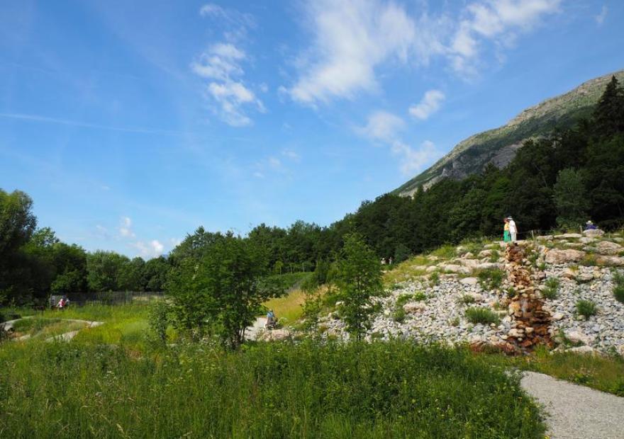 Vue des prairies et éboulis du jardin