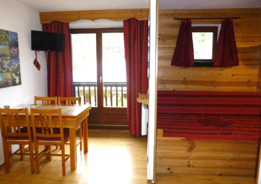 studio-cabine-aiglon-alb-salon2-serre-chevalier-villeneuve