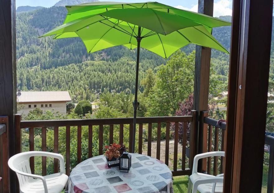 2-pieces-les-bartavelles-balcon-ete-chaju-serre-chevalier-chantemerle