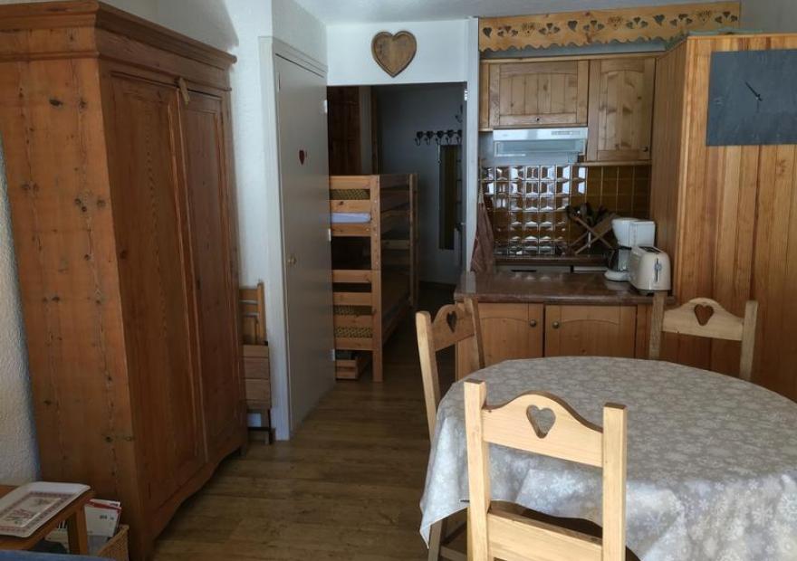 studio-cabine-aigle-noir-jan-cuisine-serre-chevalier-villeneuve