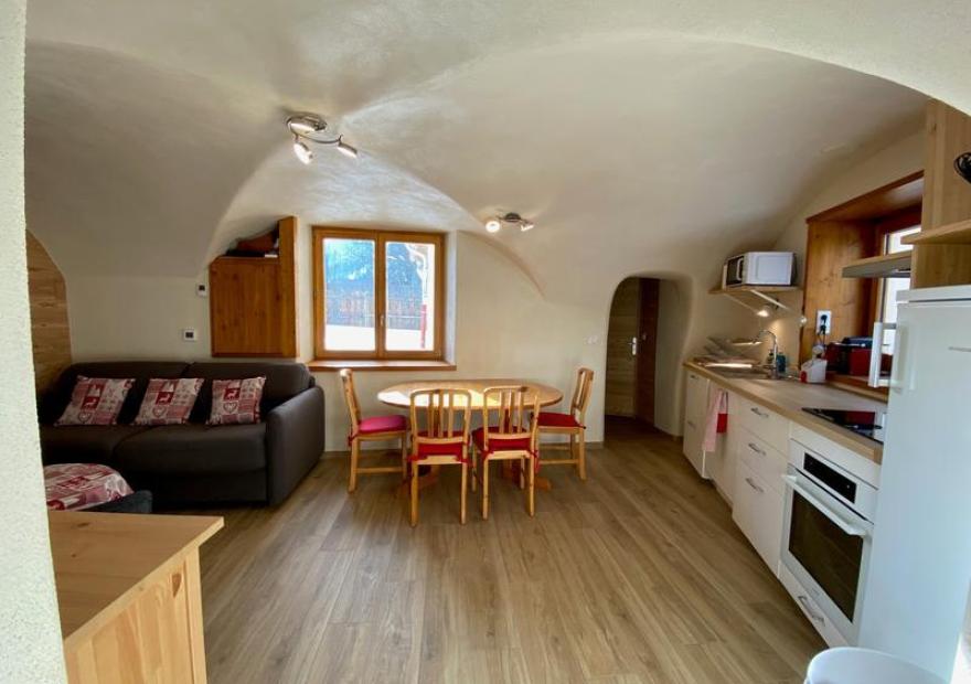 3-pieces-mezzanine-pic-blanc-potie-4-cuisine-serre-chevalier-monetier