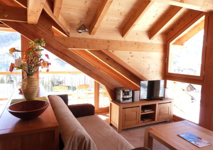 5-pieces-ecrin-ardoise-maj-sch-salon-serre-chevalier-chantemerle