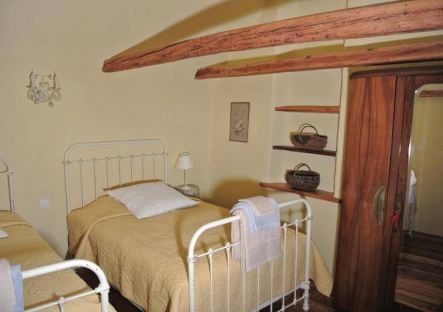 maison-de-grand-mere-chambre-lit-simple-cri-gui-serre-chevalier-monetier