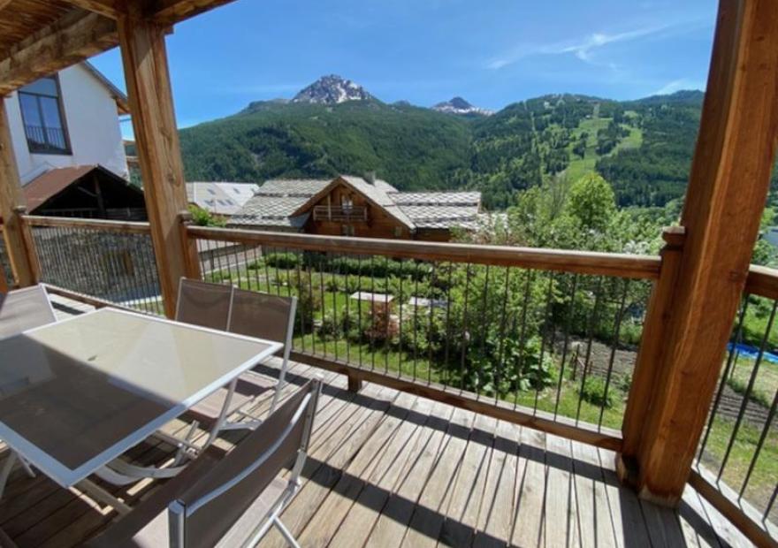 2-pieces-ecrin-lauze-maj-sch-4-balcon-serre-chevalier-chantemerle
