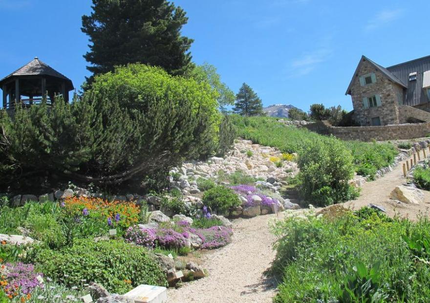 2 hectares de massifs et rocailles