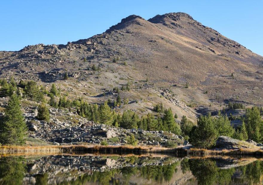 Le Chenaillet se reflétant dans le lac des Sarailles