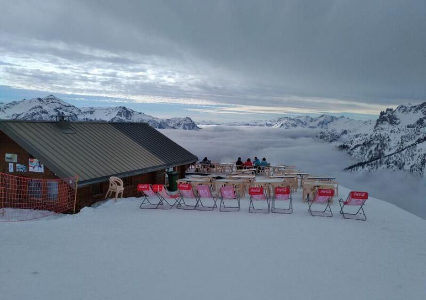 chalet de serre blanc