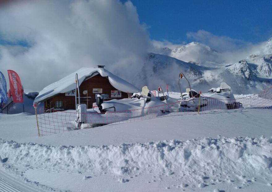 chalet de serre blanc