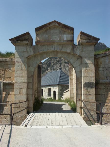 Avant porte, front royal, fort des Têtes