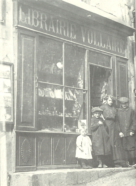 Grande rue, n°45, librairie-imprimerie Vollaire, vers 1900 photographie