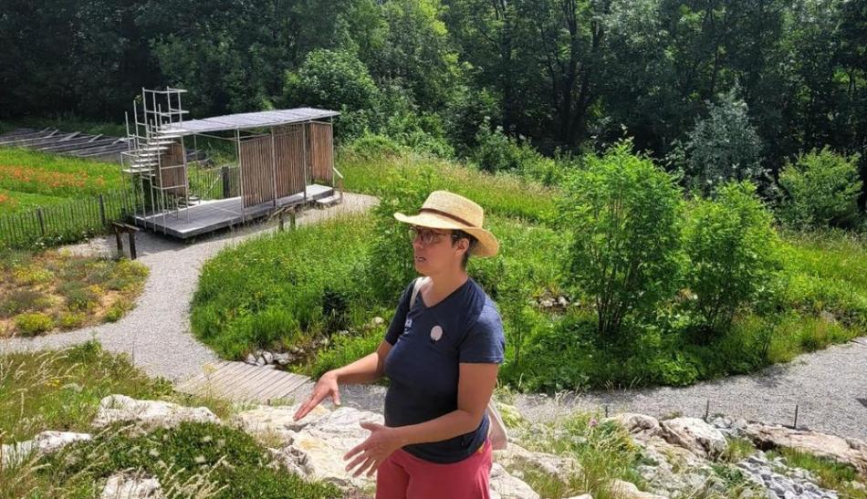 Guide en plein explication au sommet du jardin